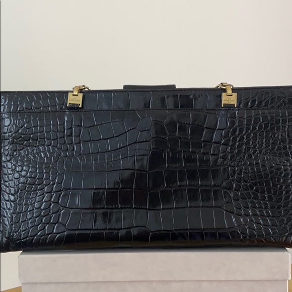 Leather structured bag with brushed gold hardware - Picture 3 of 7